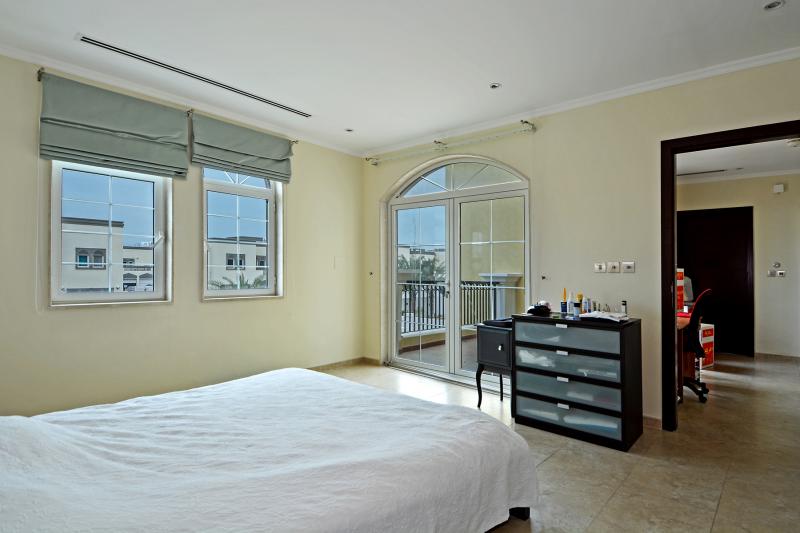 3 Bedrooms Villa in Legacy