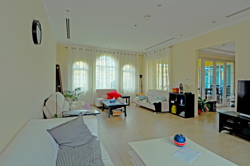 3 Bedrooms Villa in Legacy