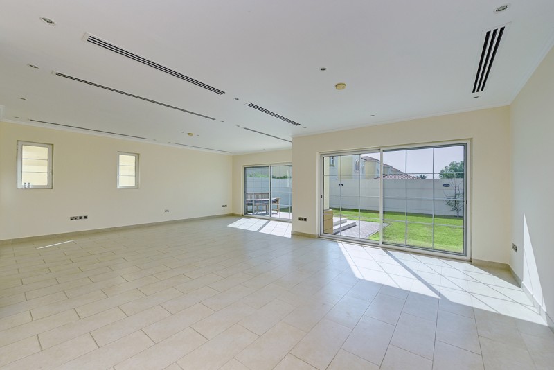 4 Bedrooms Villa in Legacy