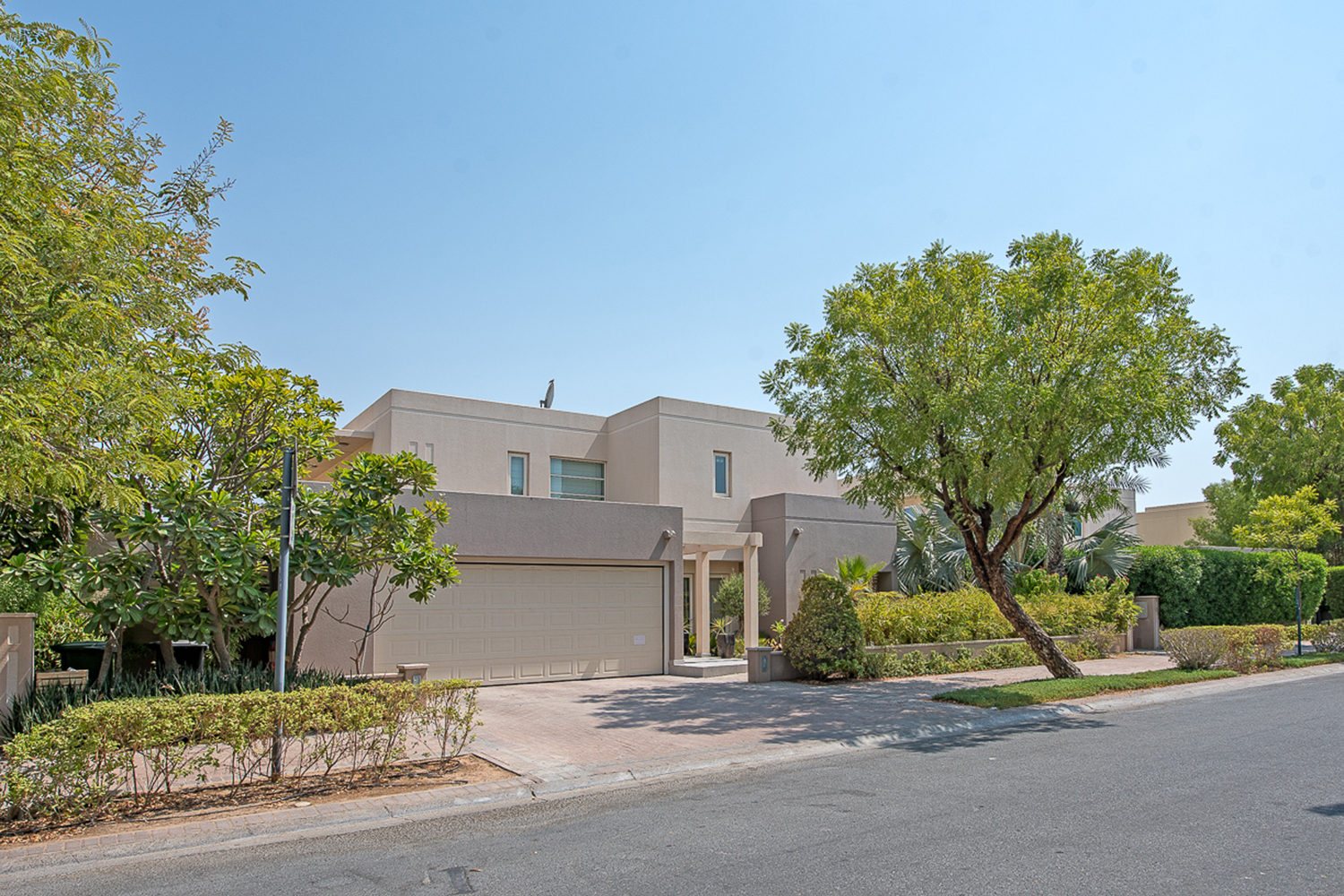 5 Bedrooms Villa in 1 Street