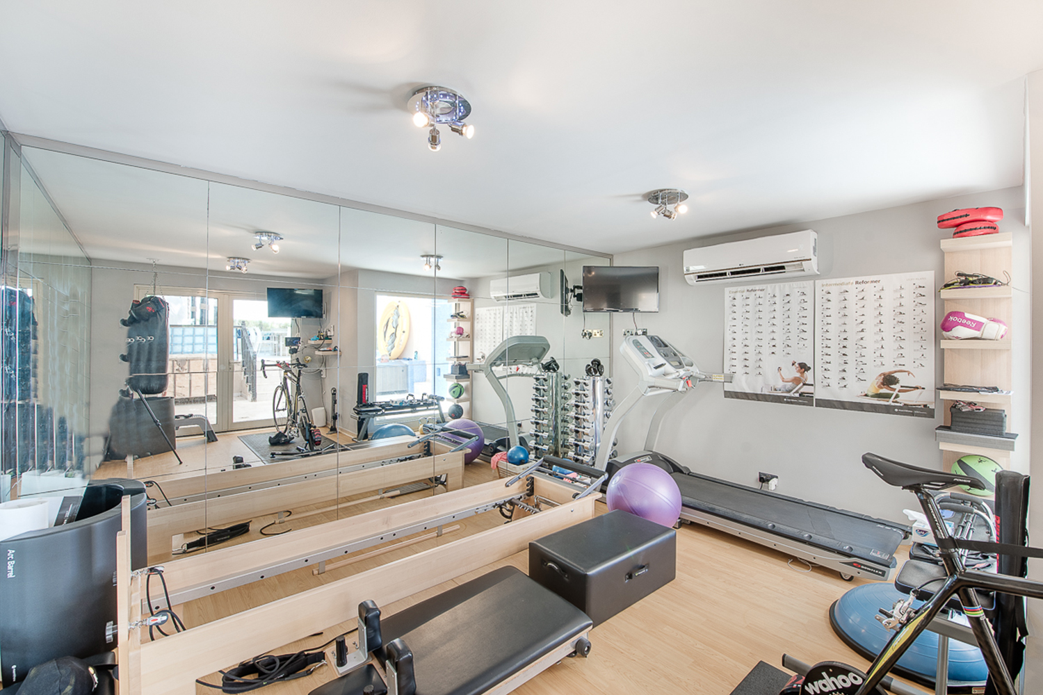 5 Bedrooms Villa in 1 Street