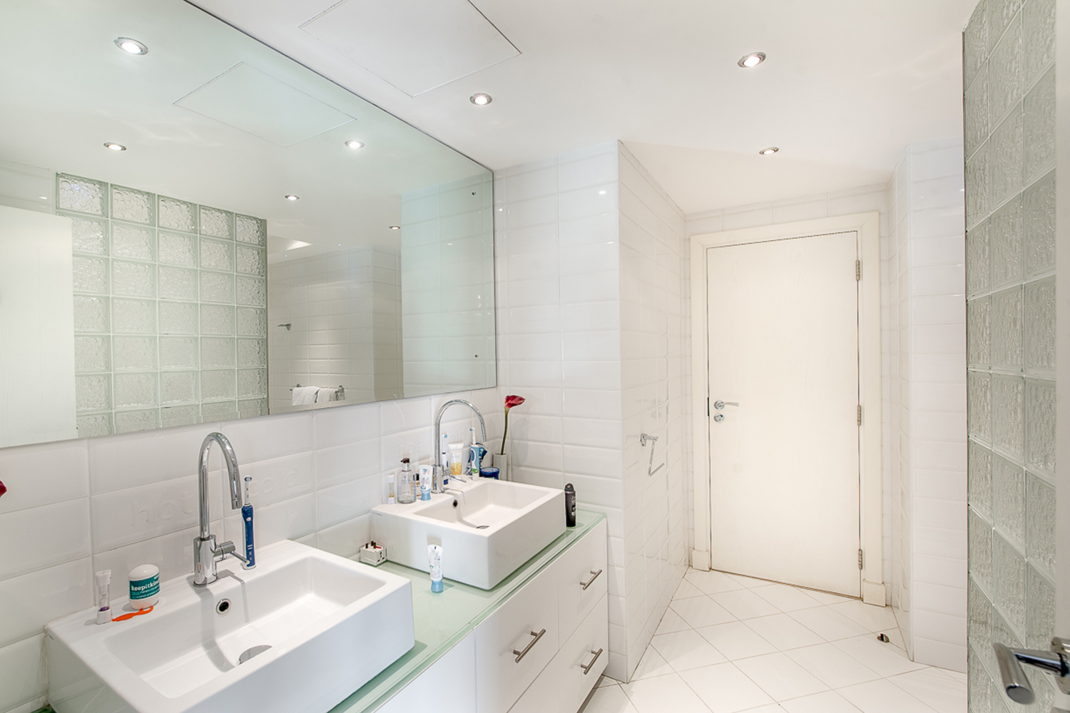 5 Bedrooms Villa in 1 Street