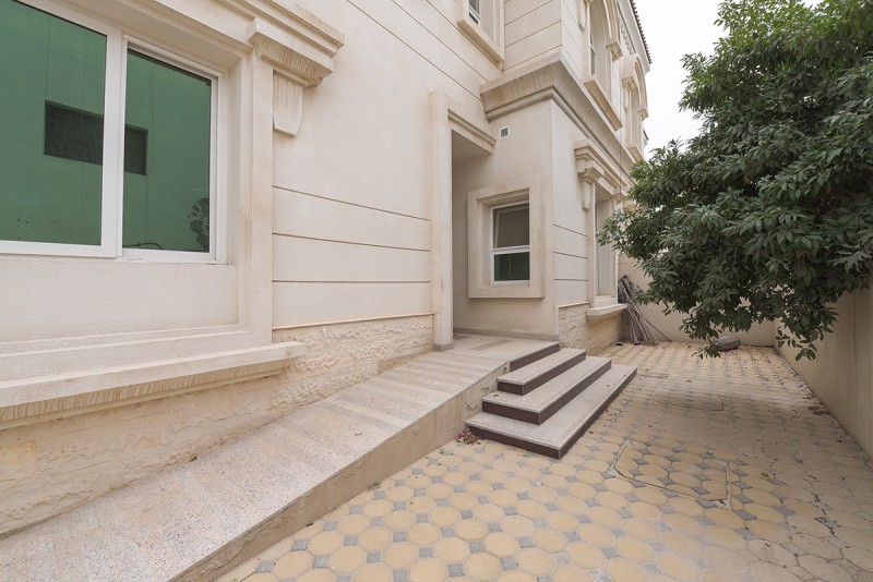 4 Bedrooms Villa in Umm Suqeim 1