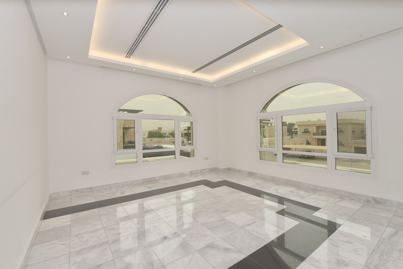 4 Bedrooms Villa in Umm Suqeim 1
