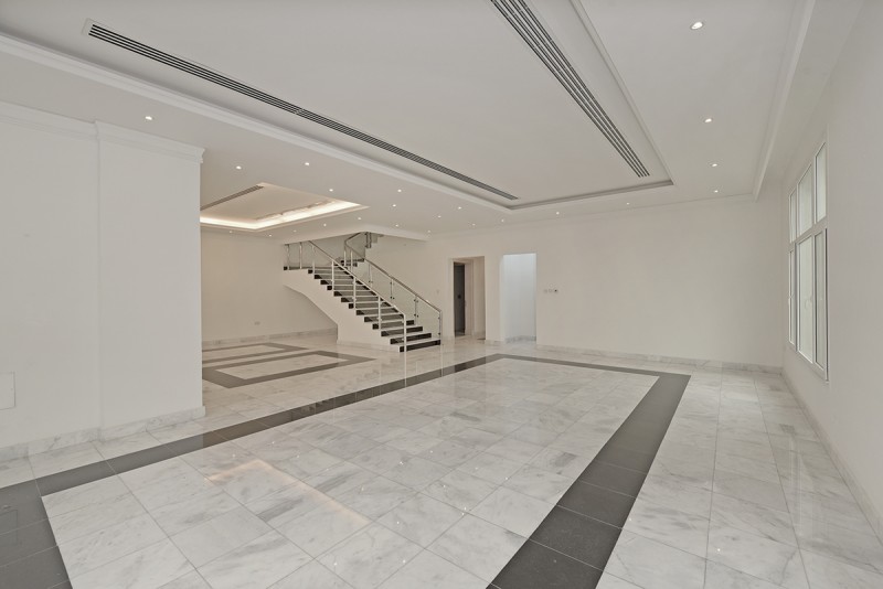 4 Bedrooms Villa in Umm Suqeim 1