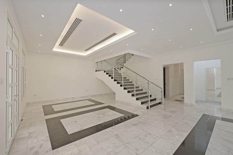 4 Bedrooms Villa in Umm Suqeim 1