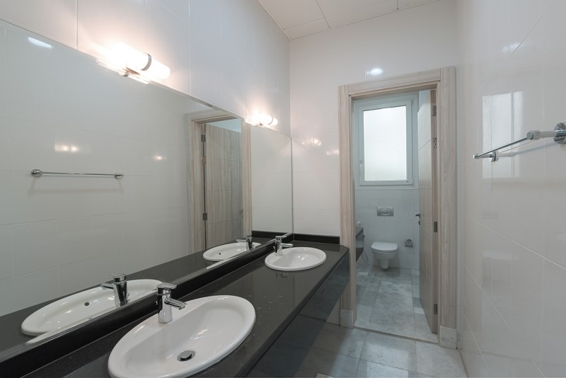 4 Bedrooms Villa in Umm Suqeim 1