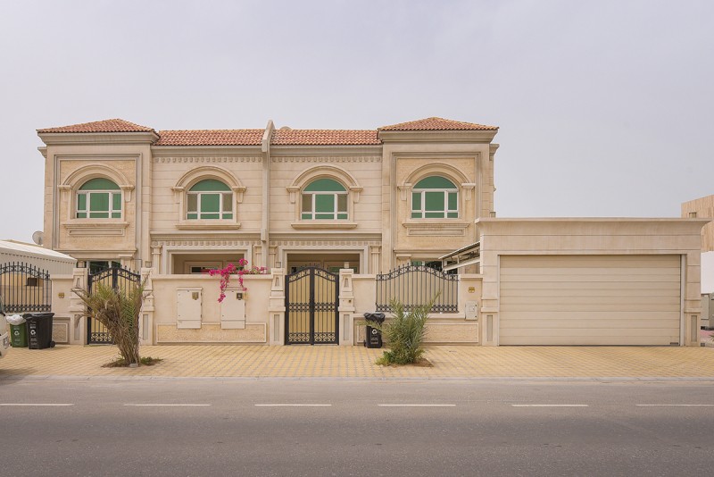 4 Bedrooms Villa in Umm Suqeim 1