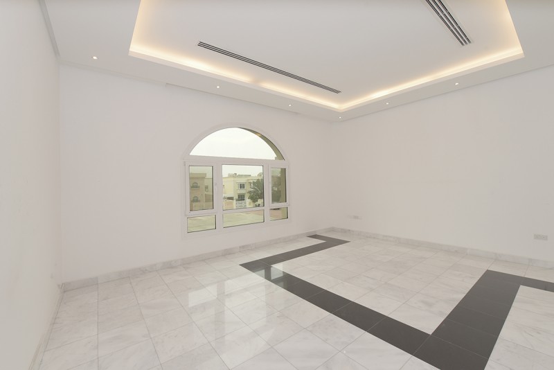 4 Bedrooms Villa in Umm Suqeim 1