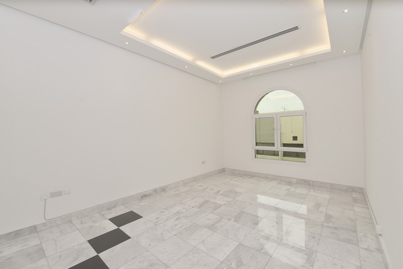 4 Bedrooms Villa in Umm Suqeim 1