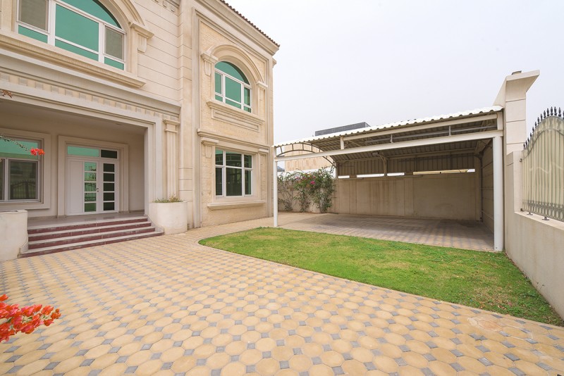 4 Bedrooms Villa in Umm Suqeim 1