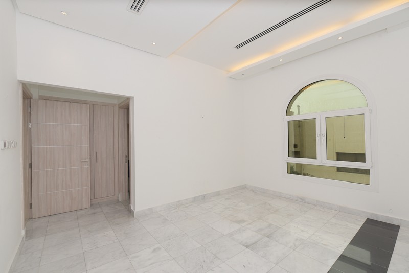 4 Bedrooms Villa in Umm Suqeim 1