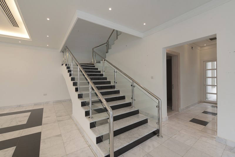 4 Bedrooms Villa in Umm Suqeim 1