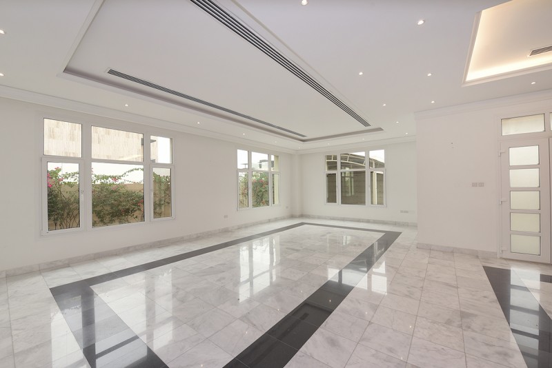 4 Bedrooms Villa in Umm Suqeim 1