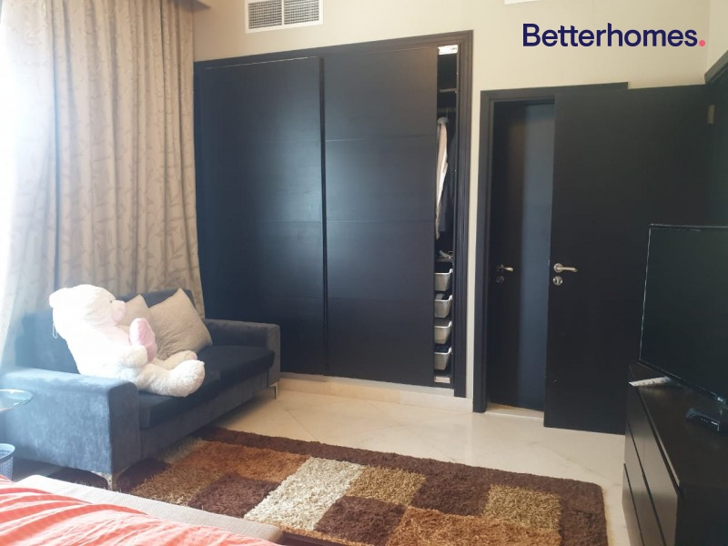 2 Bedrooms Apartment in Dorra Bay