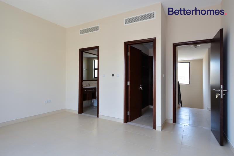 3 Bedrooms Villa in Mira 1