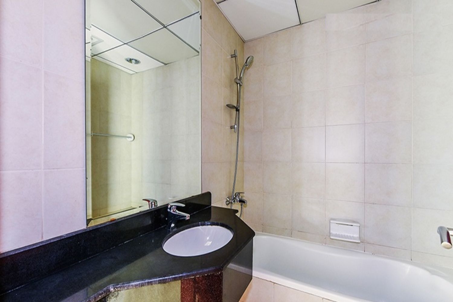 2 Bedrooms Apartment in Icon Tower 1
