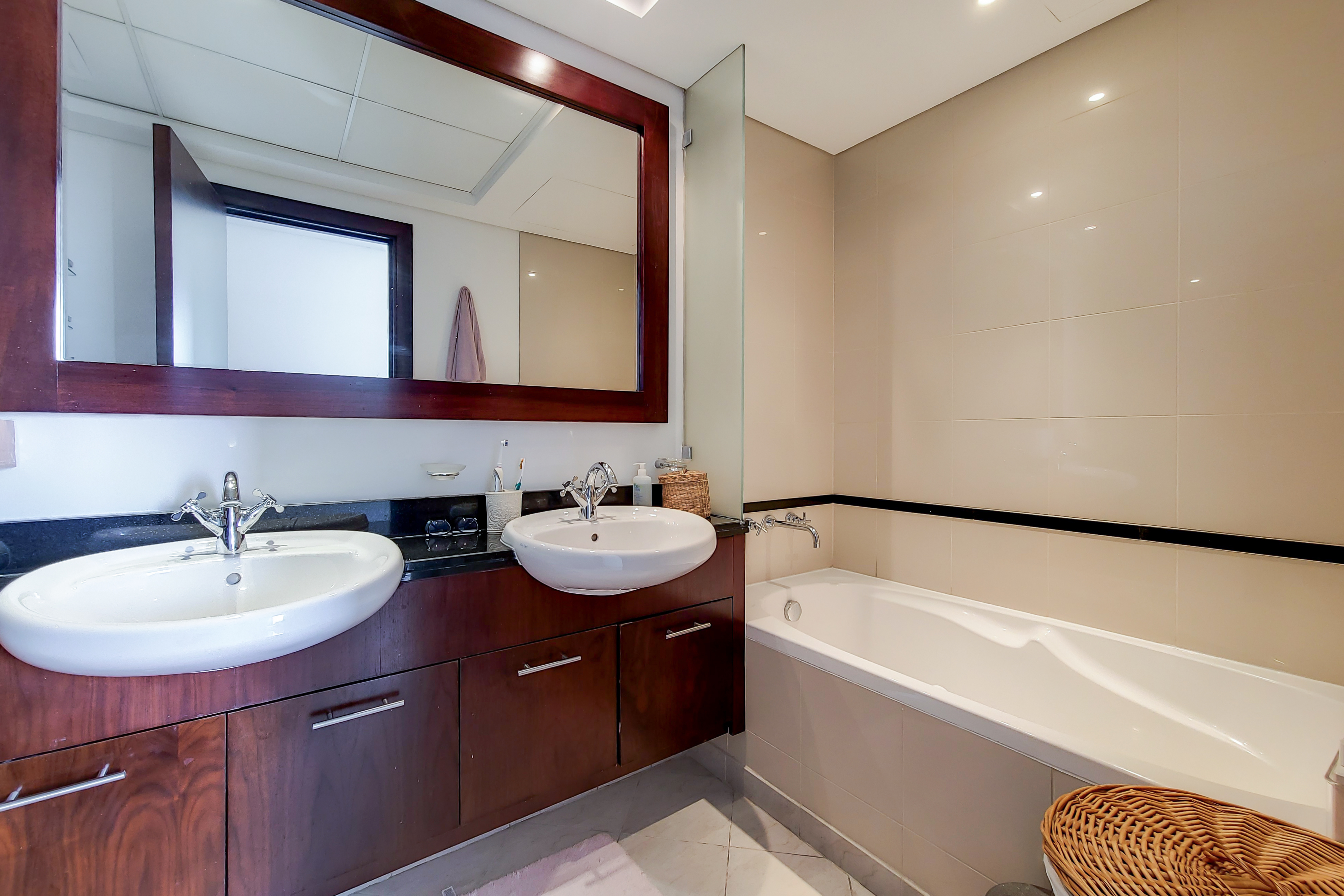 2 Bedrooms Apartment in Golf Tower 1