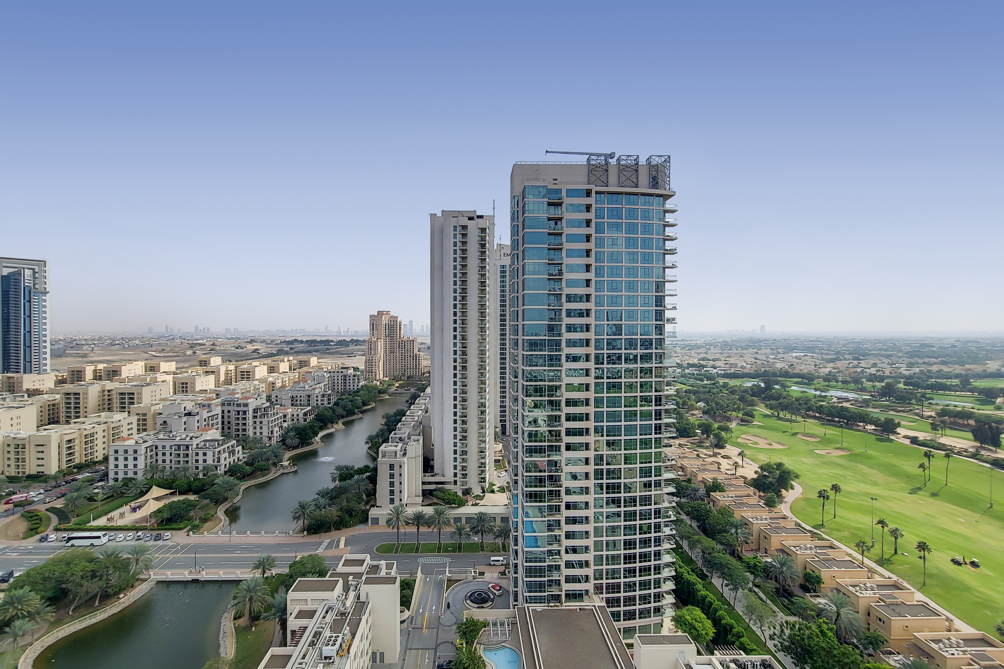 2 Bedrooms Apartment in Golf Tower 1