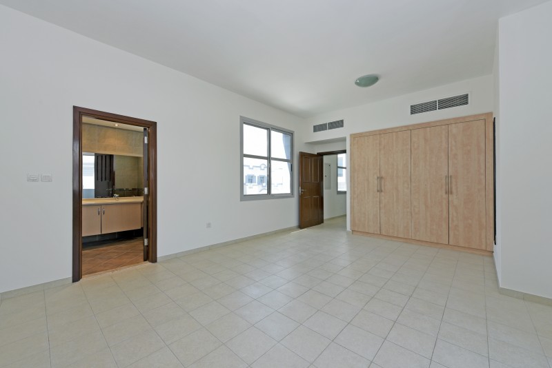 5 Bedrooms Villa in Western Residence North