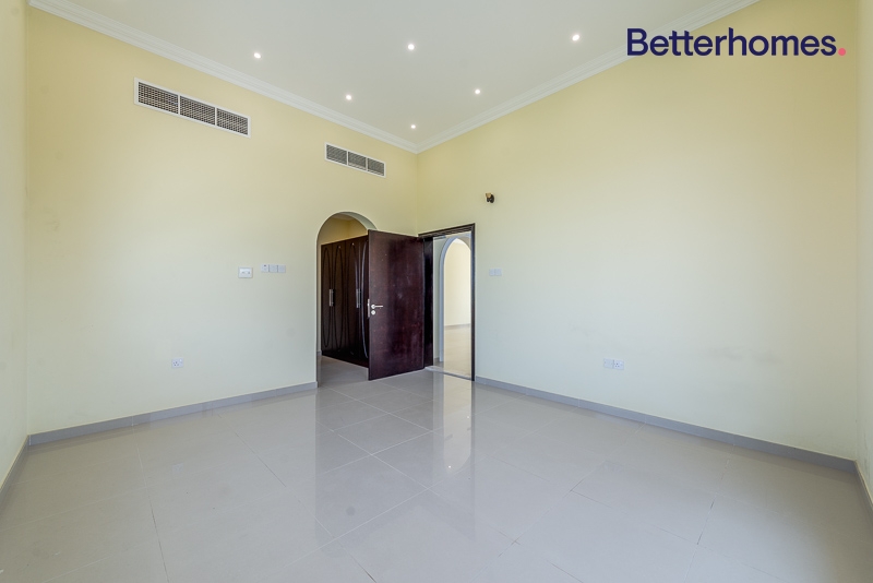 7 Bedrooms Villa in Al Khawaneej 1