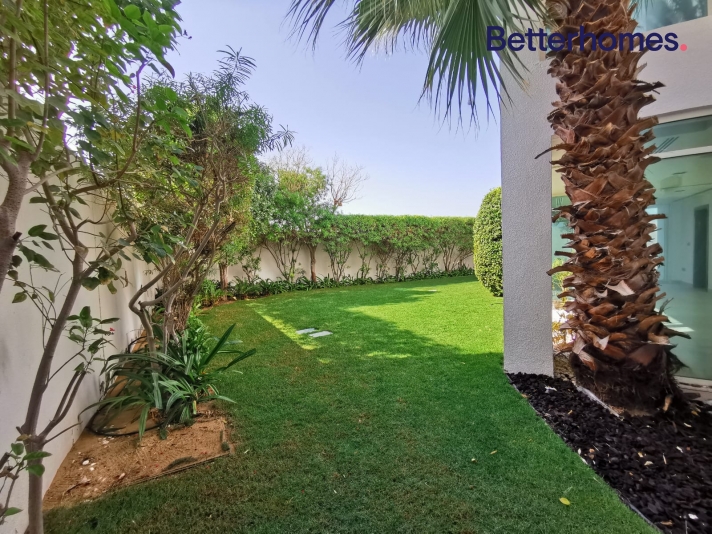 4 Bedrooms Villa in Acacia Avenues