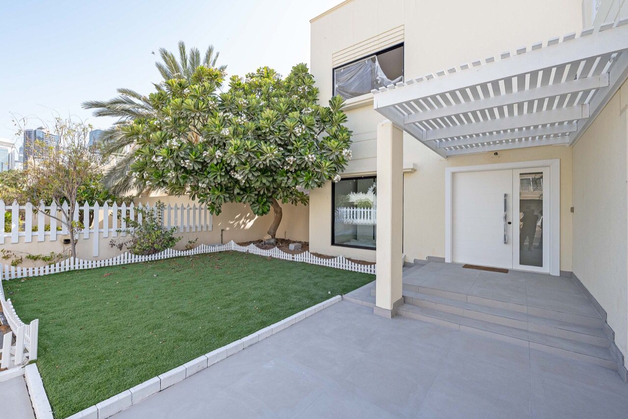 4 Bedrooms Villa in Meadows 1