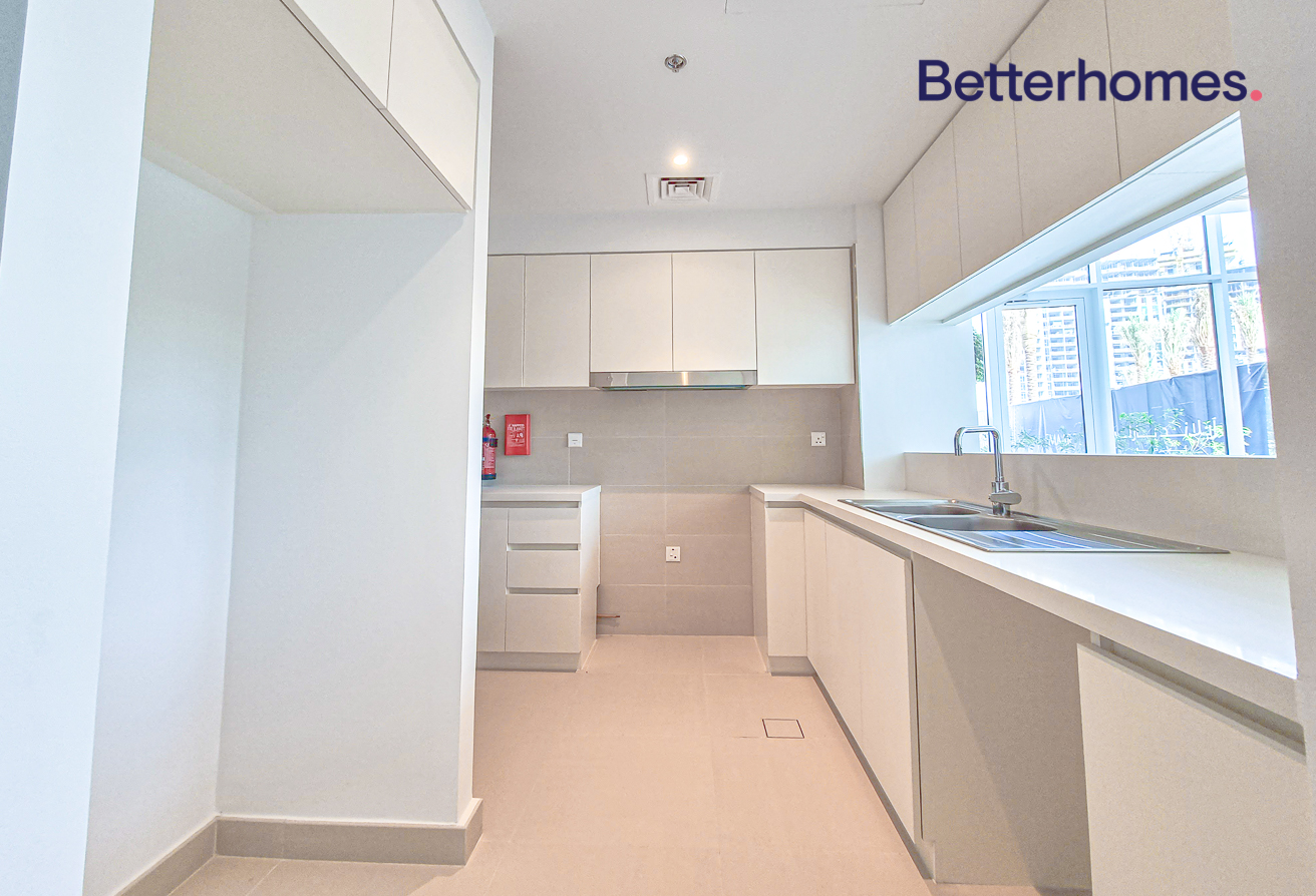3 Bedrooms Apartment in Creek Horizon Tower 2
