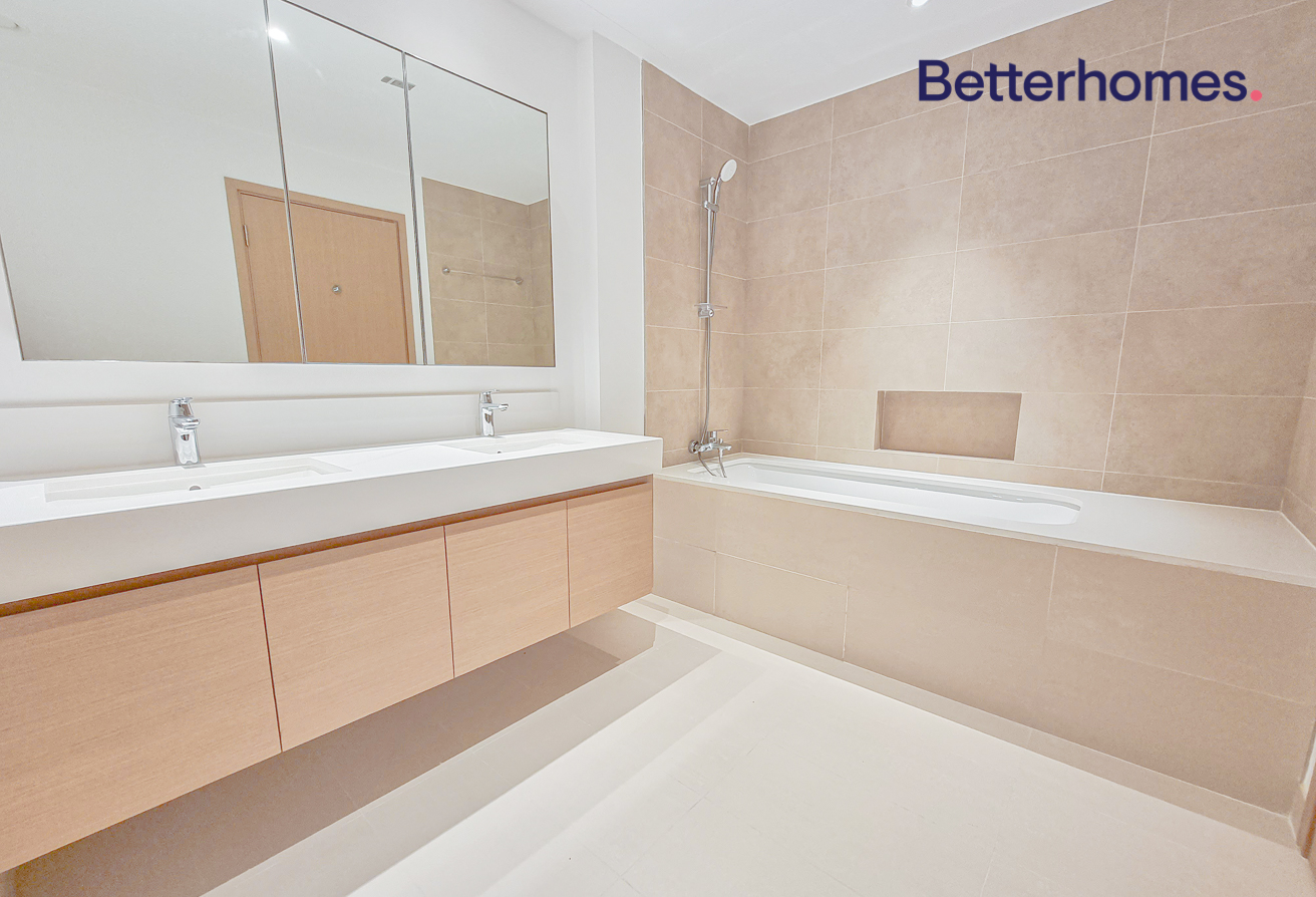 3 Bedrooms Apartment in Creek Horizon Tower 2