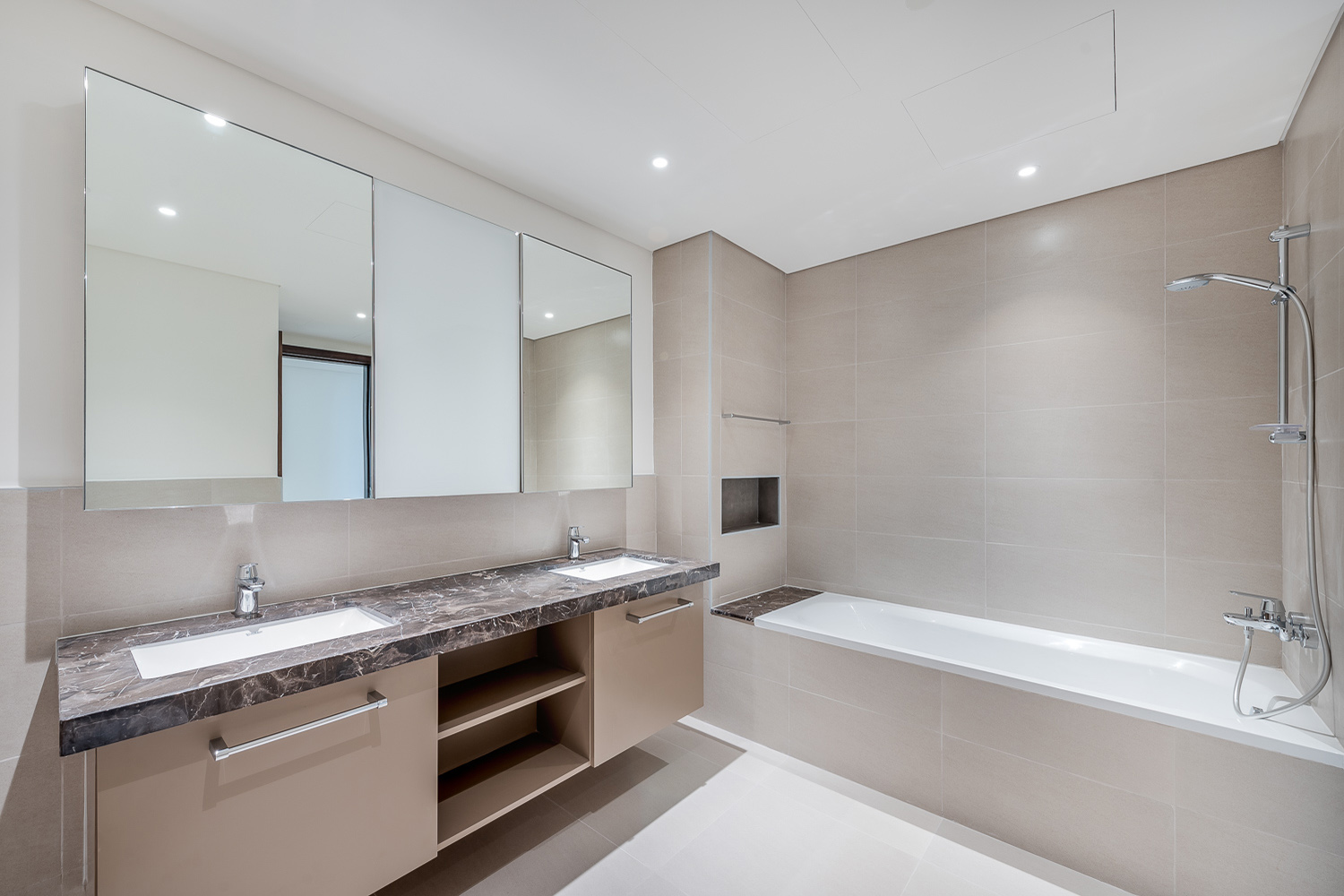 3 Bedrooms Apartment in BLVD Heights Tower 1