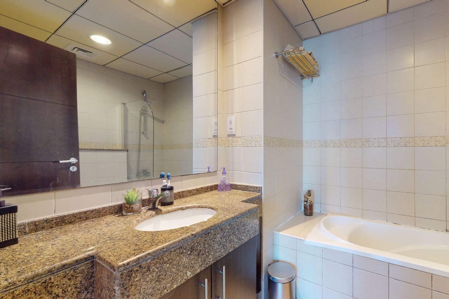 2 Bedrooms Apartment in Bay Central West