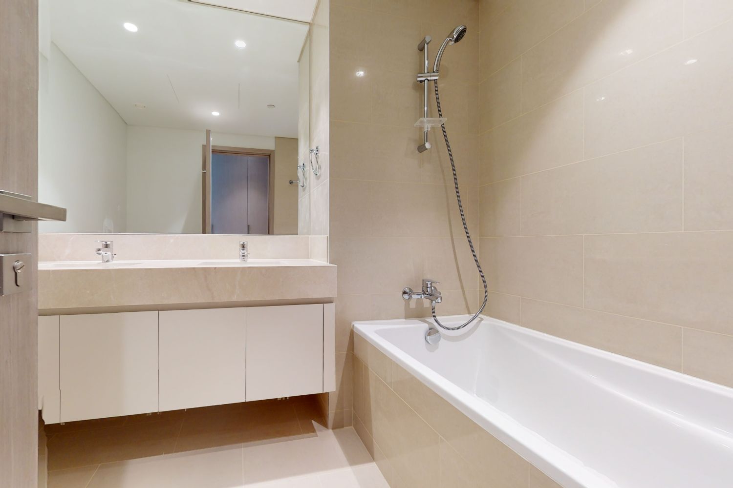 2 Bedrooms Apartment in Act Two