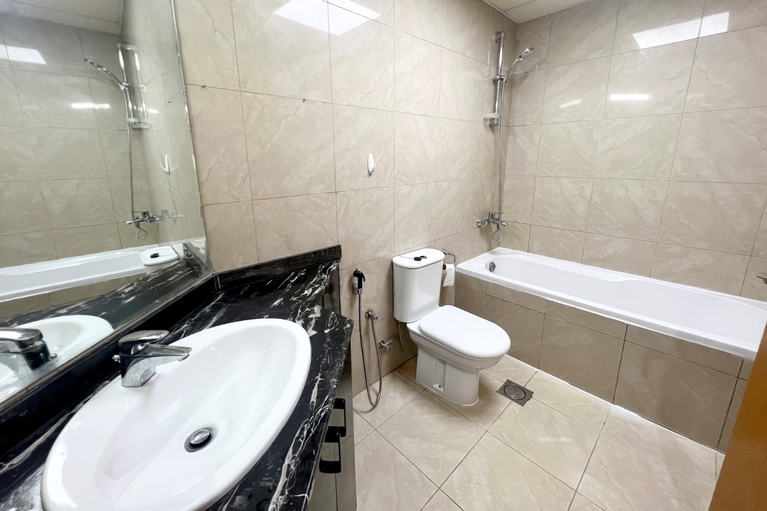 2 Bedrooms Apartment in Marina Crown