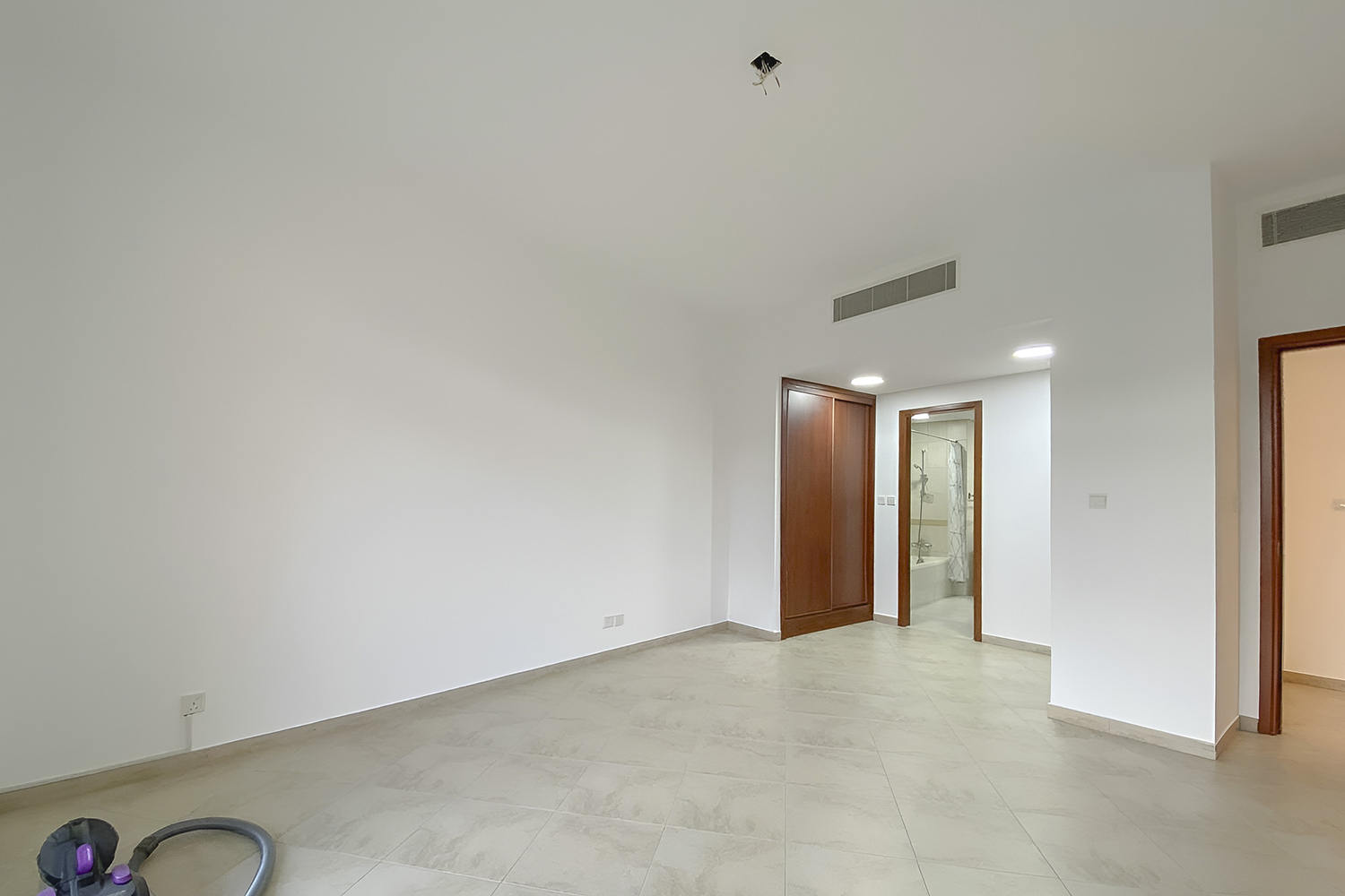 3 Bedrooms Apartment in Shakespeare Circus 2