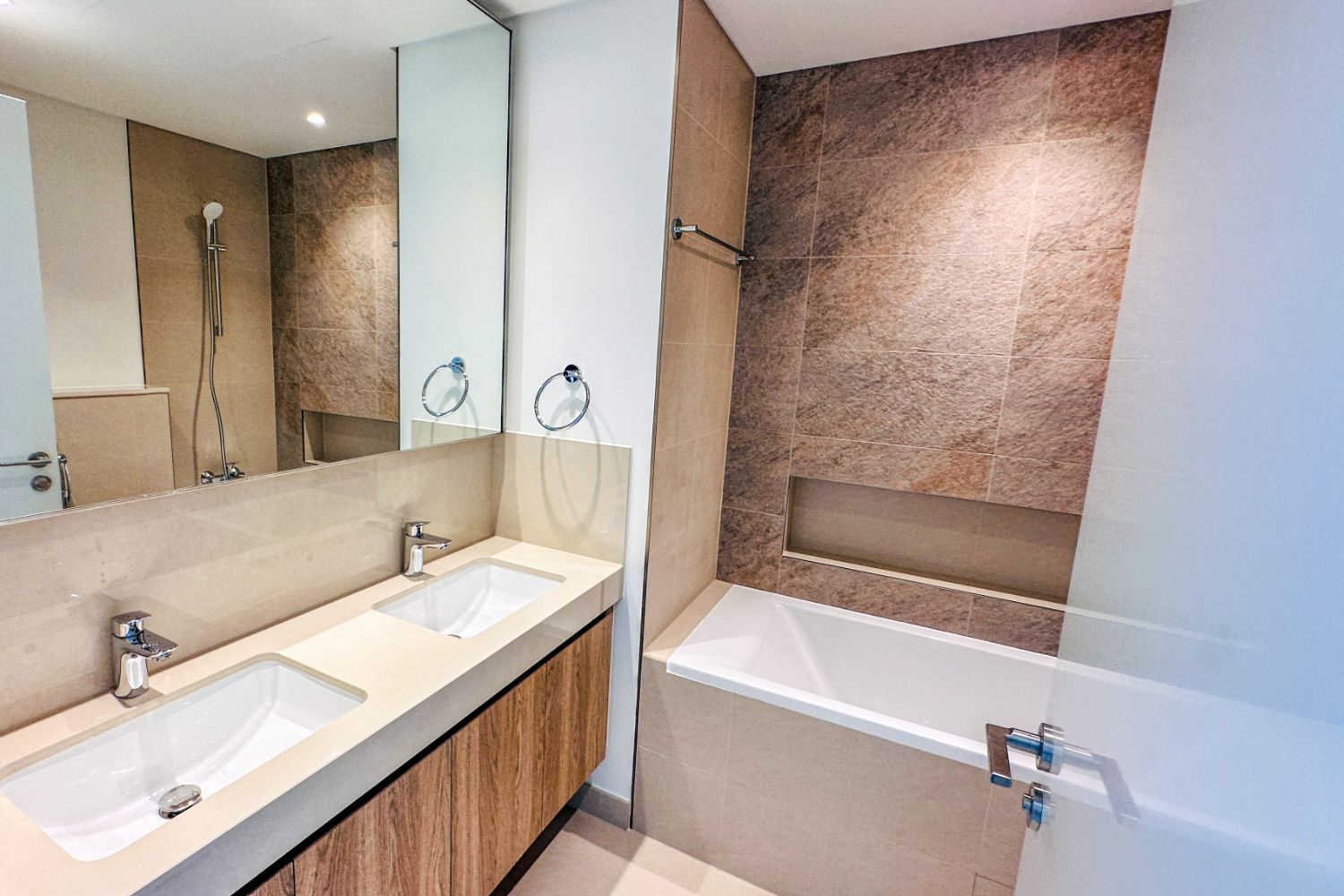 2 Bedrooms Apartment in Downtown Views II Tower 2