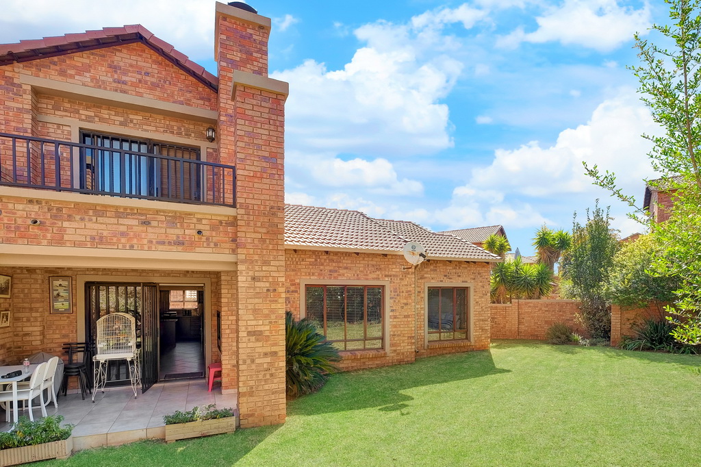 Townhouse For Sale in MEYERSDAL, ALBERTON for R 2 150 000 LH6482