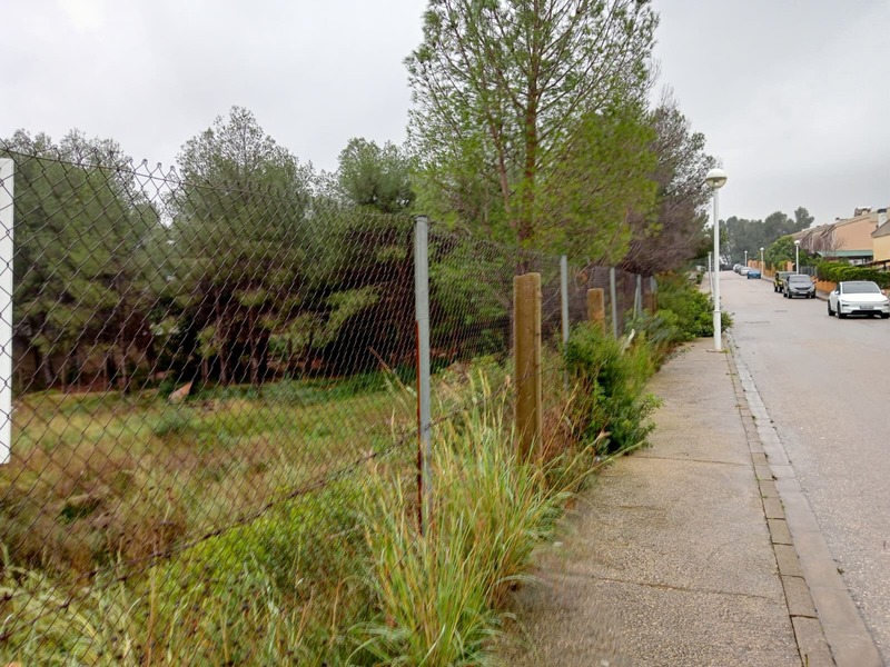 Suelo en venta  en Calle RIU TURIA, Montserrat