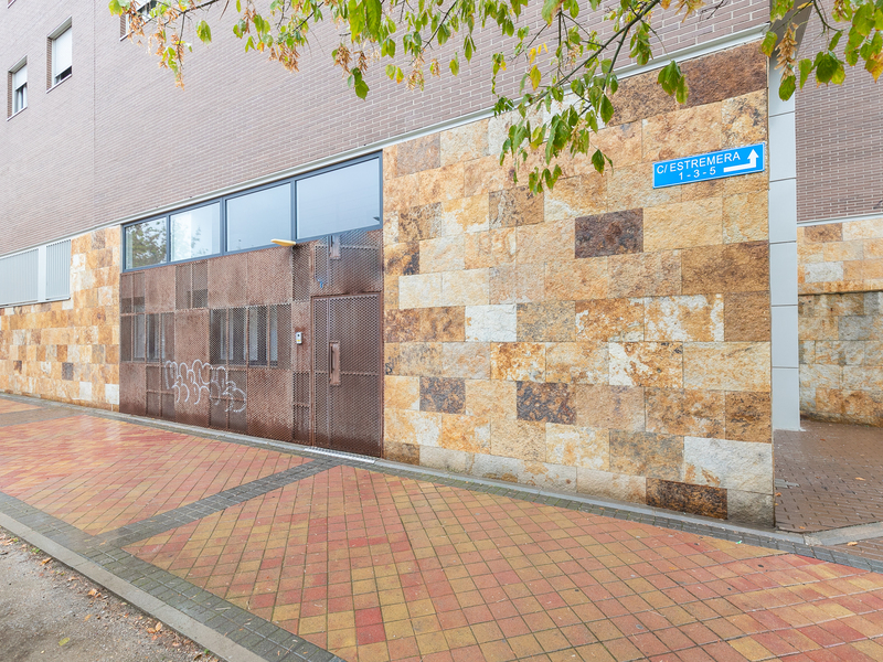 Local en alquiler  en Calle ESTREMERA, Madrid Capital