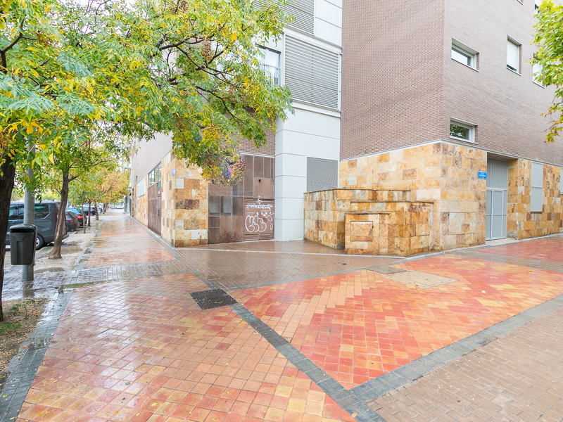 Local en alquiler  en Calle ESTREMERA, Madrid Capital