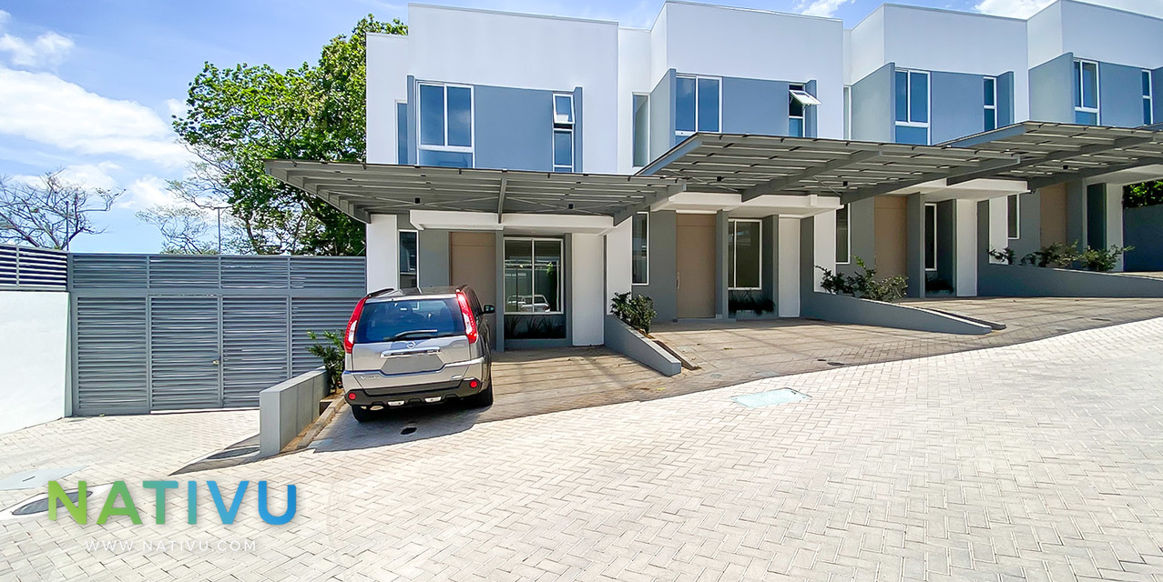 Townhouse en Condominio Río Escondido, Santa Ana