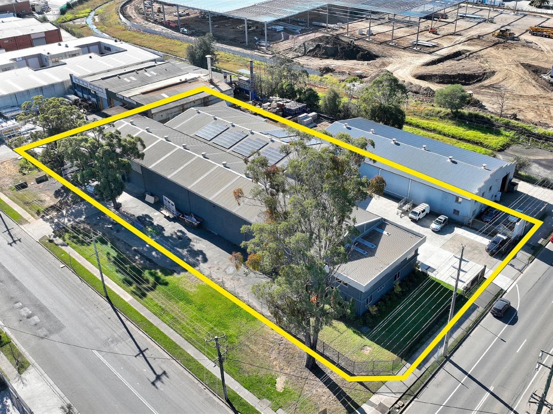 FREESTANDING WAREHOUSE WITH 2 CRANES Commercial Property Group CPG