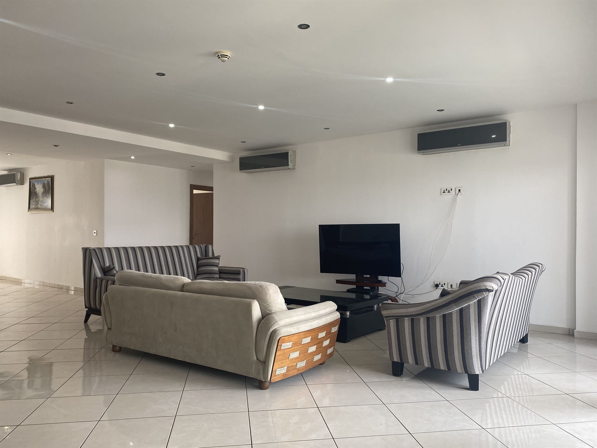 Cliffside Apartment, Airport Residential
