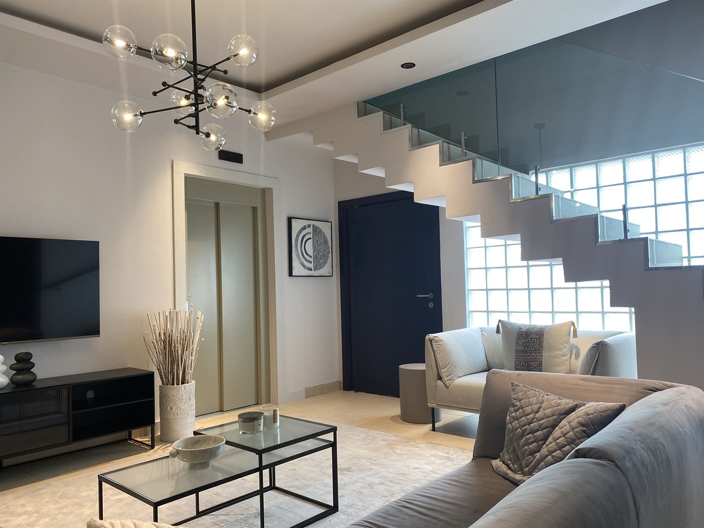 Cliffside Apartment, Airport Residential