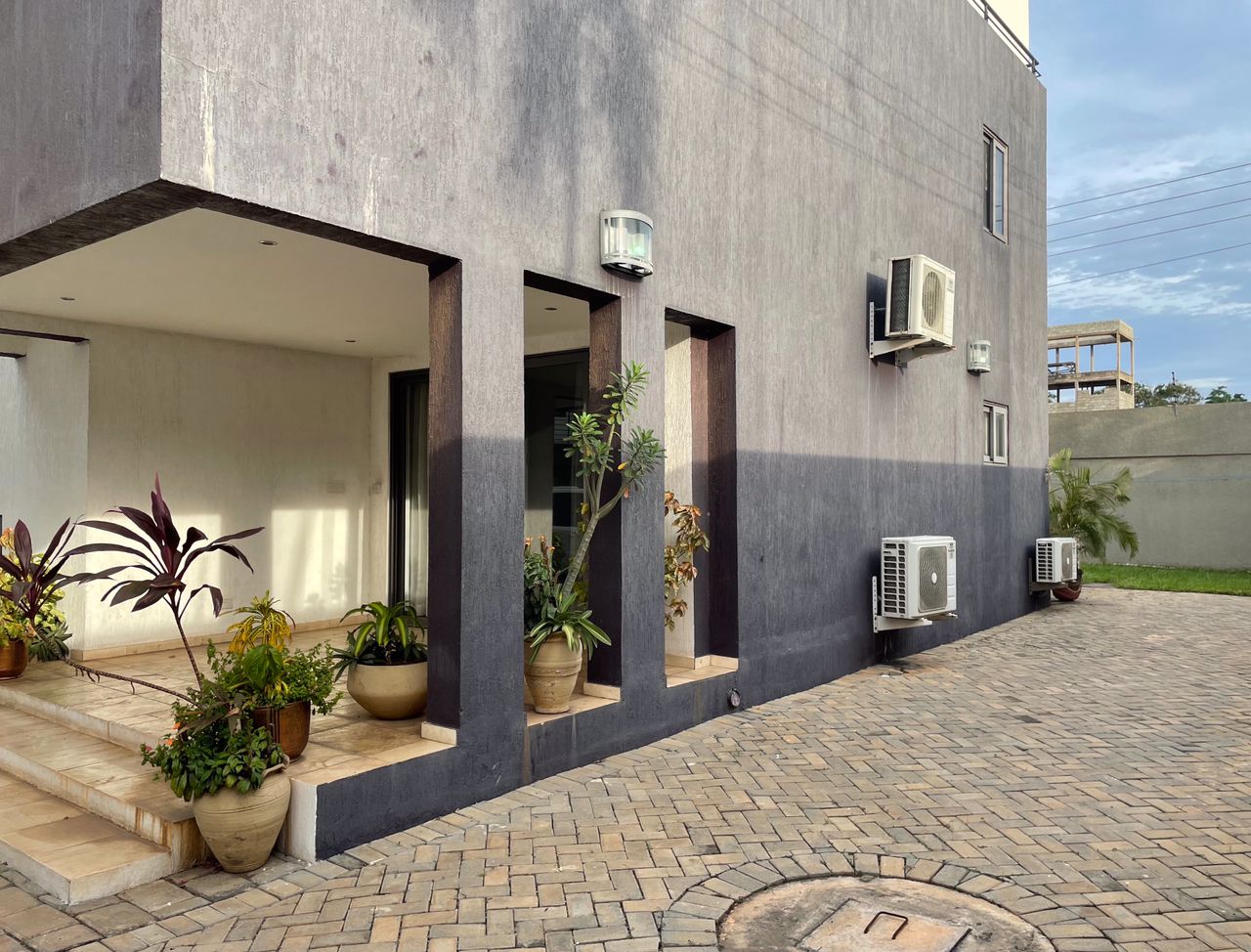 Cliffside Apartment, Airport Residential