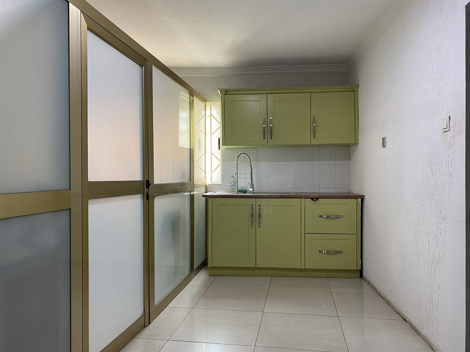 Cliffside Apartment, Airport Residential
