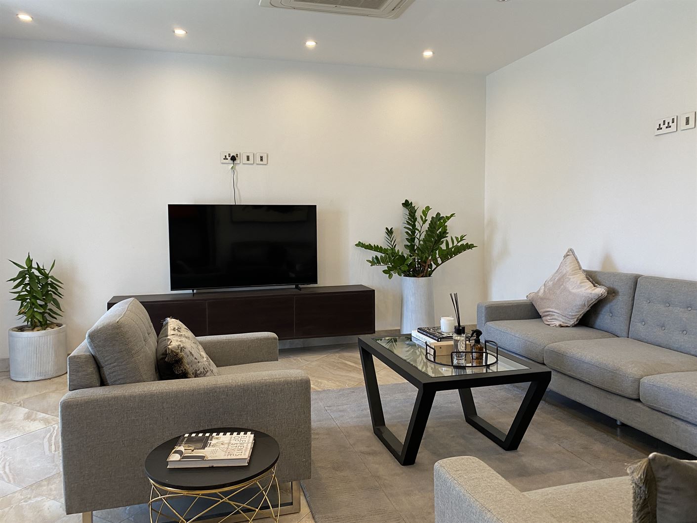 Cliffside Apartment, Airport Residential