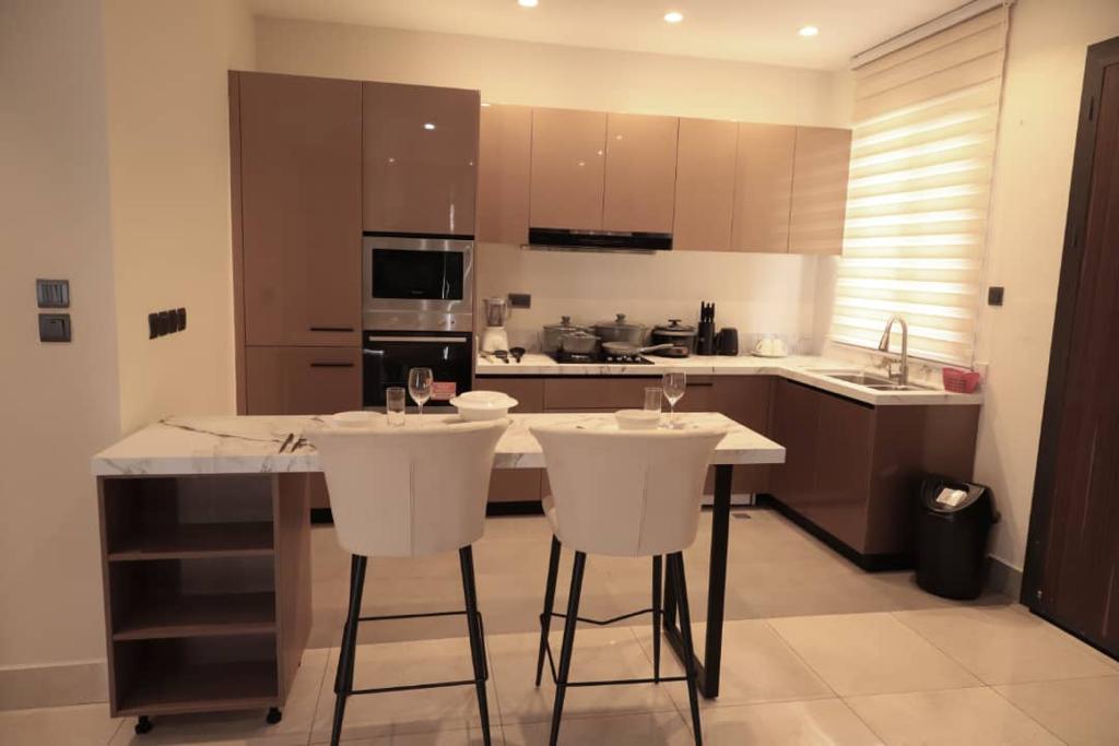 Cliffside Apartment, Airport Residential