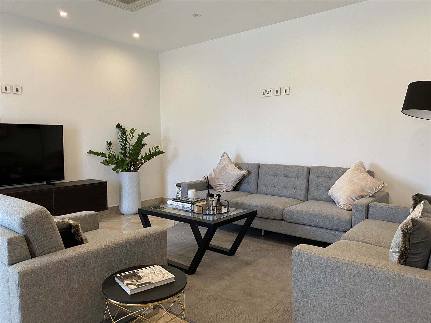 Cliffside Apartment, Airport Residential