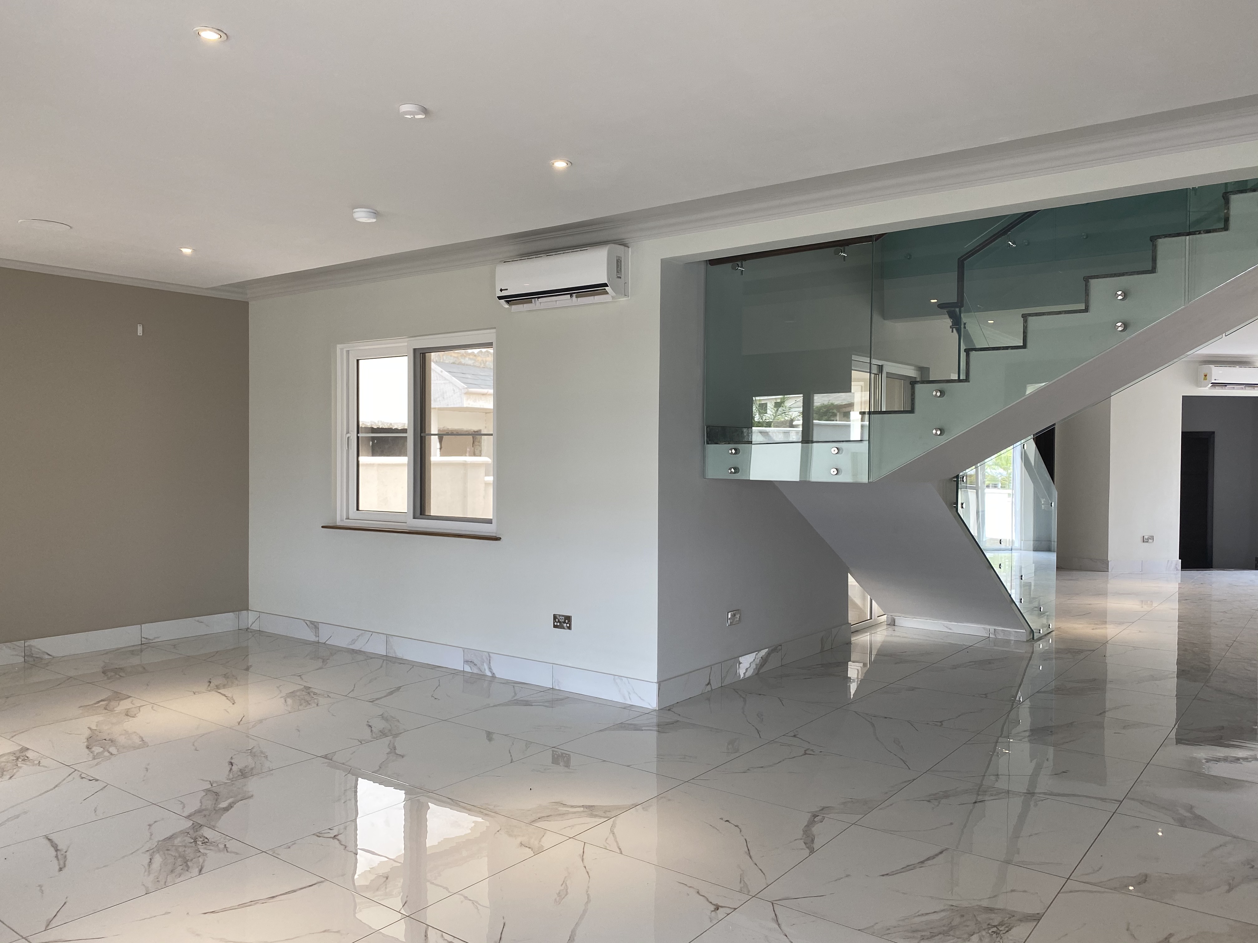 Cliffside Apartment, Airport Residential