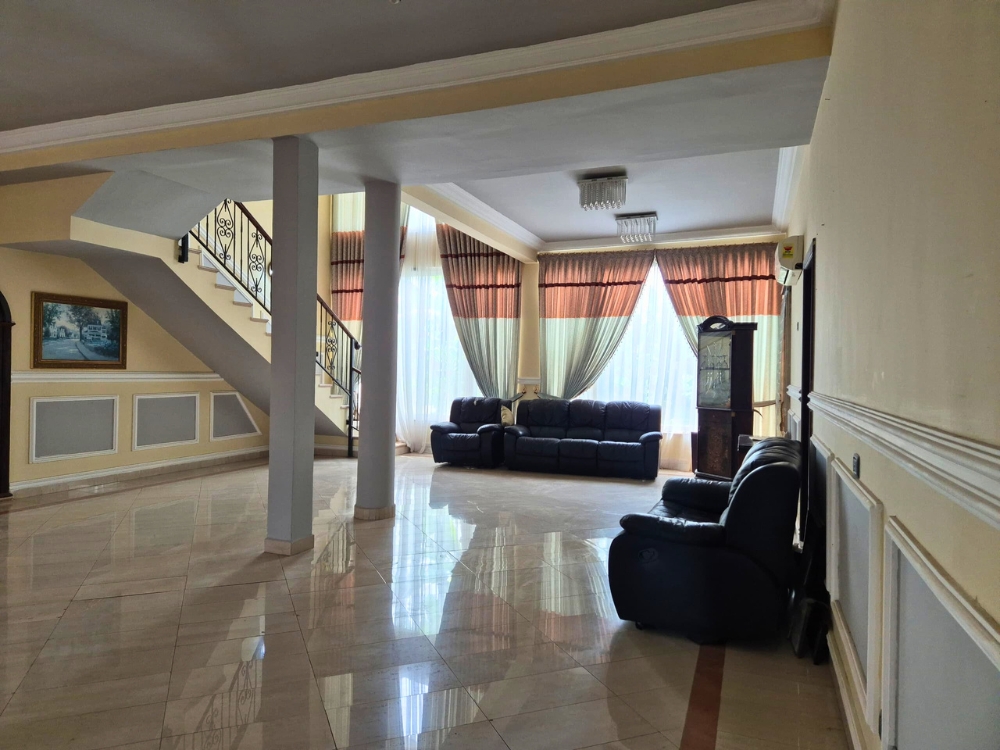 Cliffside Apartment, Airport Residential